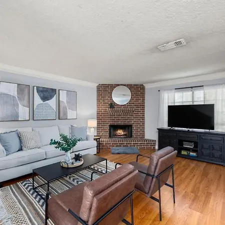 Montrose Gated Parking Walk 2 Restaurants Sleeps10 Villa